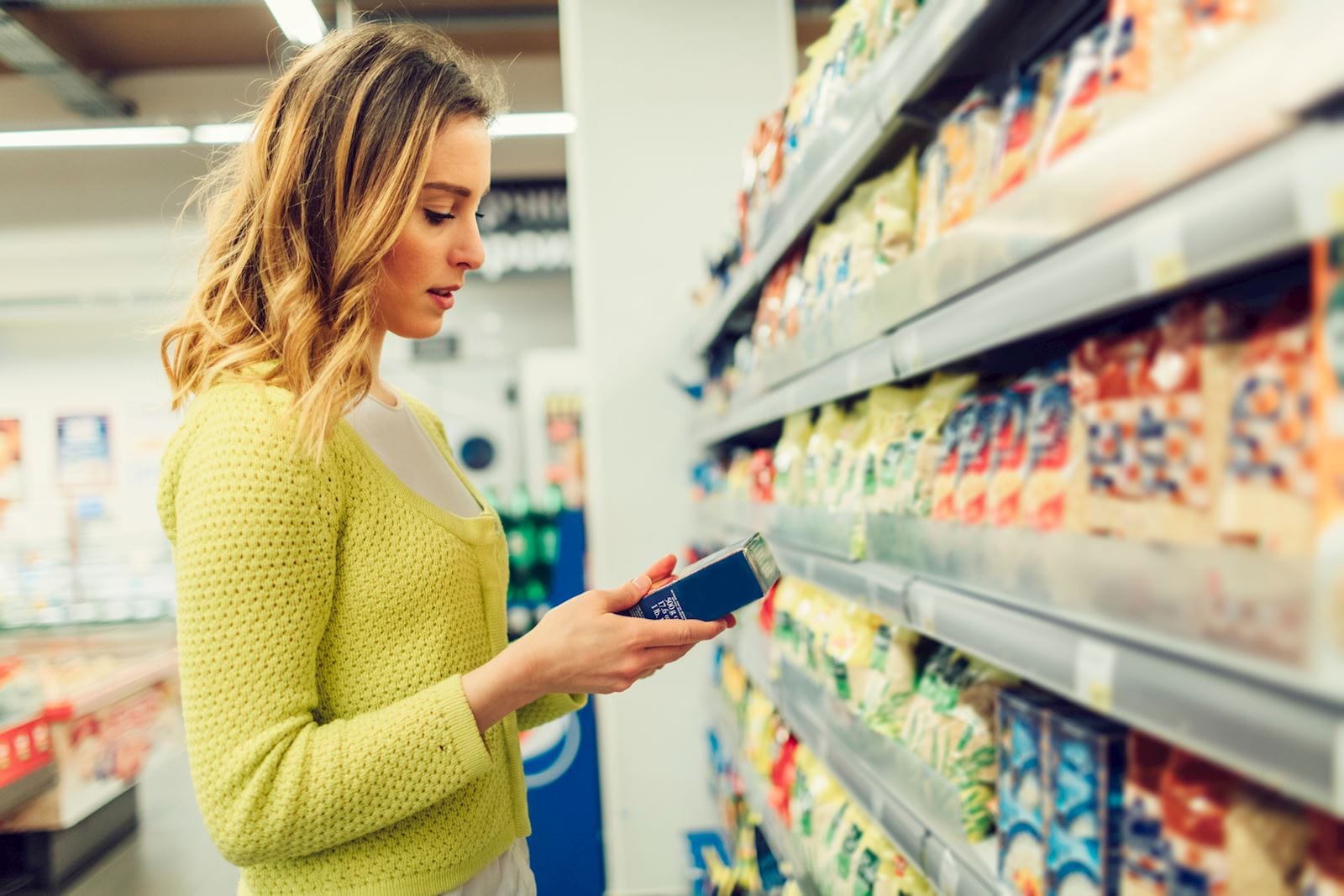 woman-reading-allergens-food-label